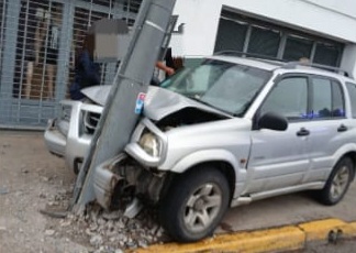 Lee más sobre el artículo Automovilista pierde el control y atropella a una mujer que estaba en la vereda