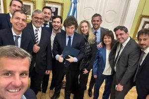 Lee más sobre el artículo La UCR, al rojo vivo: expulsaron a tres radicales con peluca mientras que Cornejo estalló de rabia