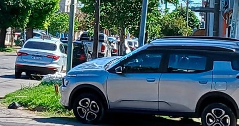 Lee más sobre el artículo Un móvil policial pasó en rojo y chocó a otro vehículo en Acceso Perón