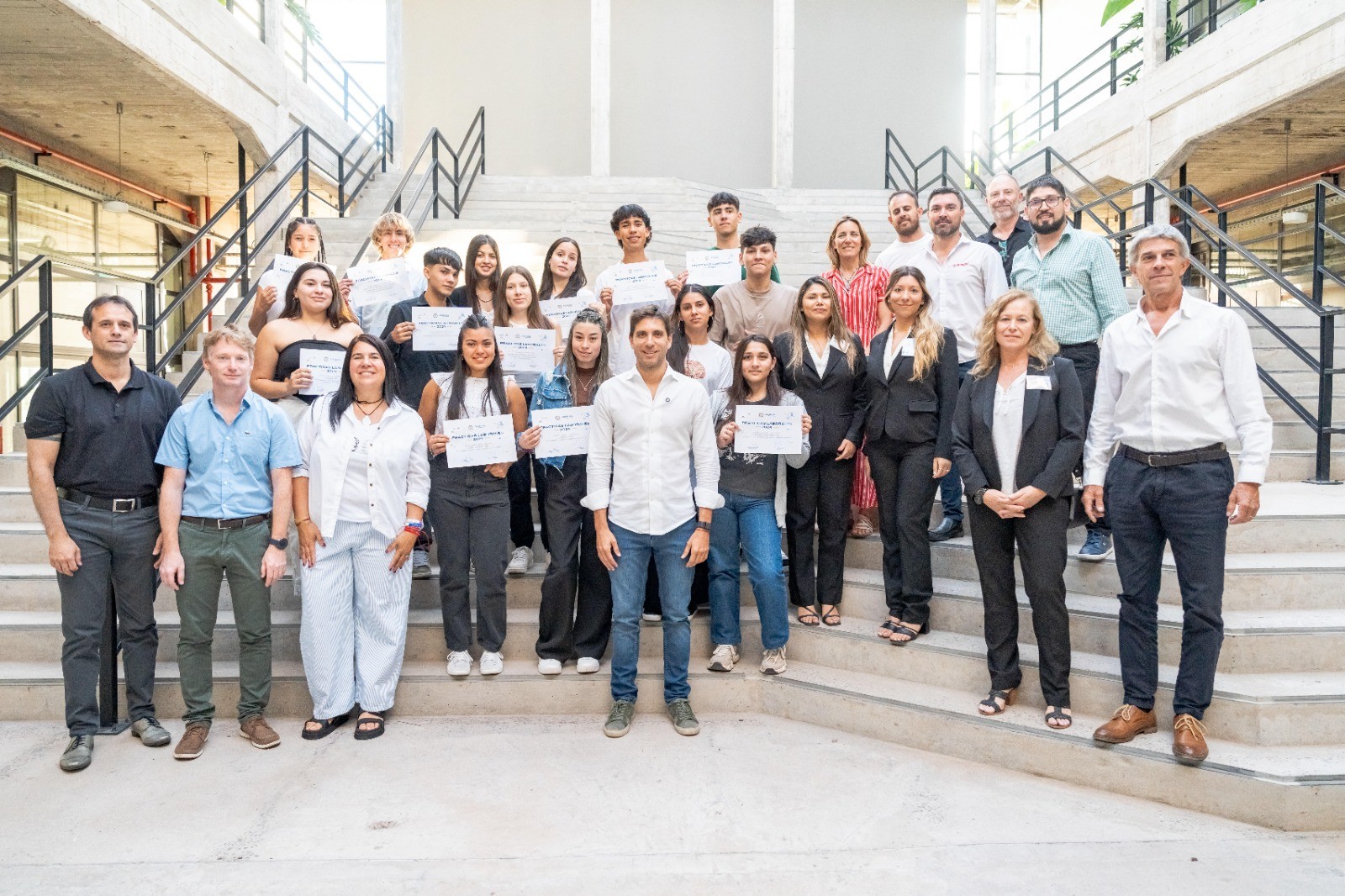 Lee más sobre el artículo El Intendente entregó certificados de las primeras prácticas laborales para jóvenes