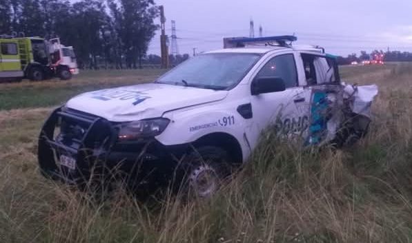 Lee más sobre el artículo Tragedia en la Autopista: mueren dos miembros de prefectura y un policía al ser embestidos por un camión, frente al Cámping de la UOM
