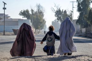 Lee más sobre el artículo Afganistán: los talibanes prohíben ventanas desde donde se pueda ver a mujeres