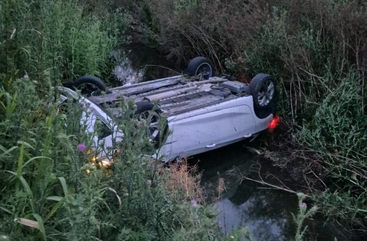 Lee más sobre el artículo Despiste y vuelco de un automóvil en Ruta n° 188