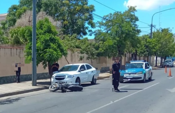 Lee más sobre el artículo Triple choque entre dos autos y una moto en Avenida Savio
