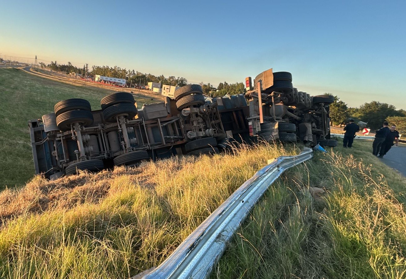 Lee más sobre el artículo Camionero herido tras volcar su camión en Autopista y Ruta n° 188