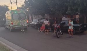 Lee más sobre el artículo Una moto colisionó con dos autos que se encontraban estacionados
