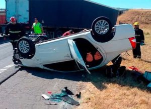 Lee más sobre el artículo Cuatro heridos tras impactar auto con camión en la Autopista