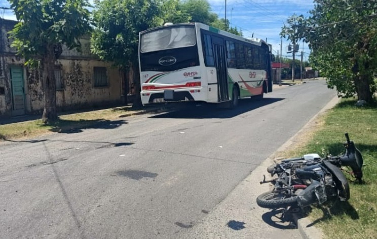 Lee más sobre el artículo Adolescente herido a raíz de colisión entre moto y colectivo de Vercelli