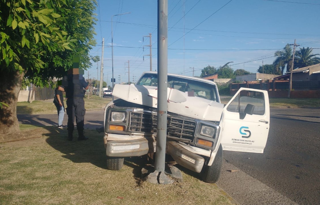Lee más sobre el artículo Dos jóvenes lesionados tras incrustar camioneta contra poste de alumbrado
