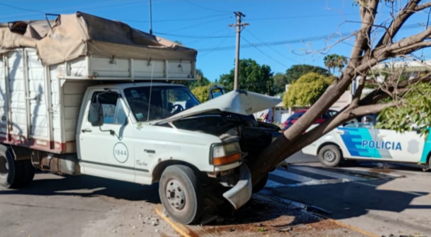 Lee más sobre el artículo Perdió el control del camión y se incrustó contra un árbol