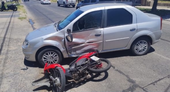 Lee más sobre el artículo Chocaron moto y auto en la zona oeste de la ciudad