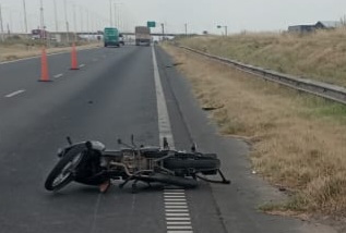 Lee más sobre el artículo Una mujer pelea por su vida tras caer de la moto en Autopista