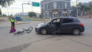 Lee más sobre el artículo Una mujer herida tras choque de bicicleta con automóvil
