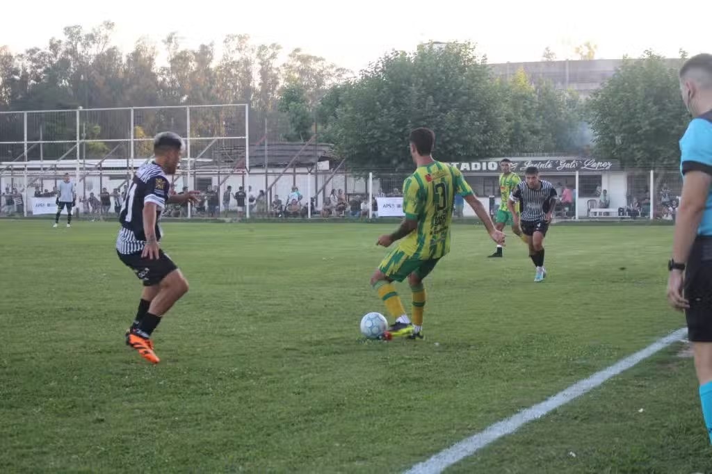 Lee más sobre el artículo Torneo Regional Amateur: Regatas y La Emilia buscan pasar a semifinales