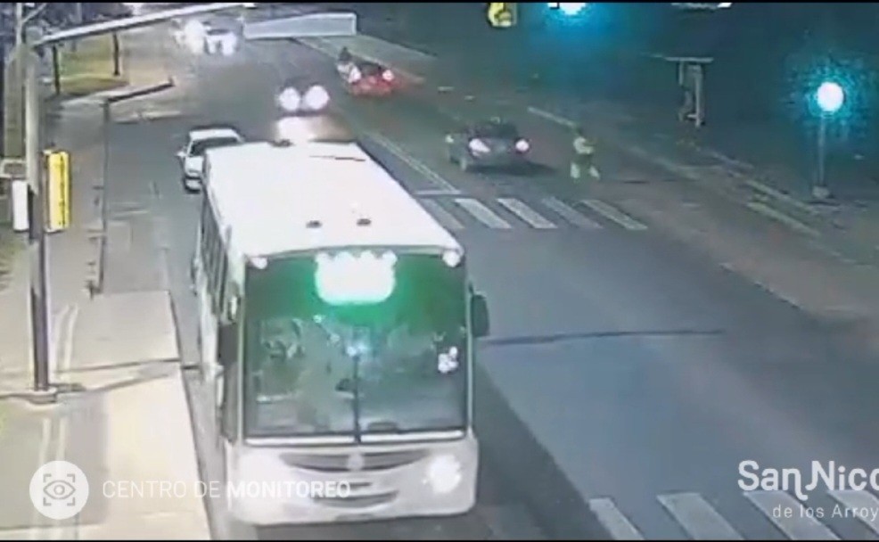 Lee más sobre el artículo Milagro en Ruta n° 188: la embistió un auto y solo tuvo lesiones leves