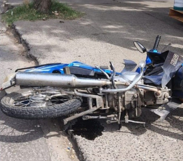 Lee más sobre el artículo Una mujer sufrió lesiones graves tras choque de moto con automóvil en Álvarez y Nación