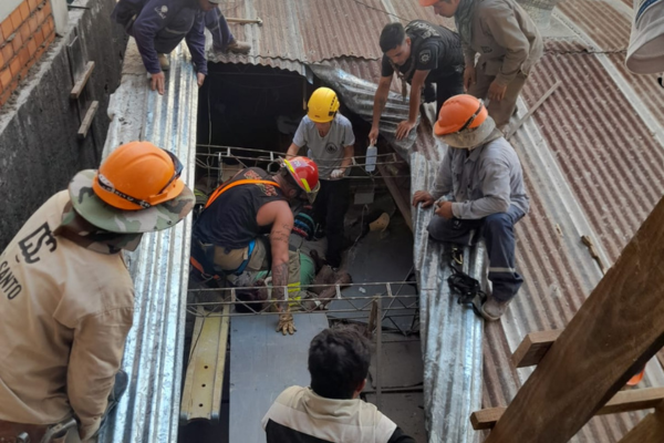 Lee más sobre el artículo Increíble: un operario cayó de noveno piso y sobrevivió