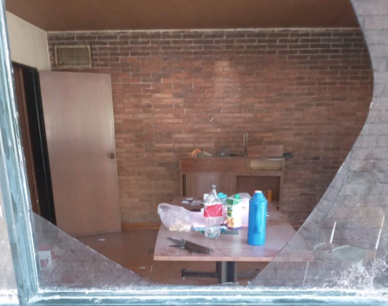 Lee más sobre el artículo «Okupas» se metieron en el edificio de LT24 Radio San Nicolás, y los vecinos se quejan