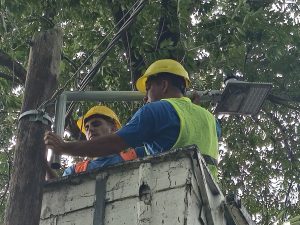 Lee más sobre el artículo Ramallo: el municipio comenzó recambio de luminarias en Barrio Don Antonio
