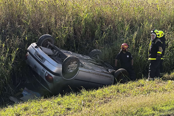 Lee más sobre el artículo Rescatan a dos mujeres que quedaron atrapadas en un automóvil volcado