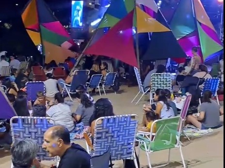 Lee más sobre el artículo Masiva concurrencia en la primera noche de «Veranico», en Laguna Descubrí San Nicolás