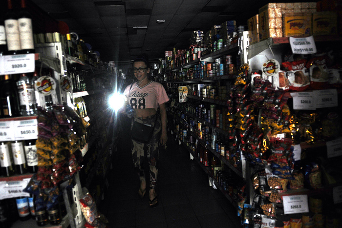 Lee más sobre el artículo Ola de calor y cortes de luz: el romance del verano