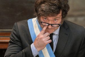 Lee más sobre el artículo Viaja a Estados Unidos: Milei lleva en sus valijas solo denuncias por estafa