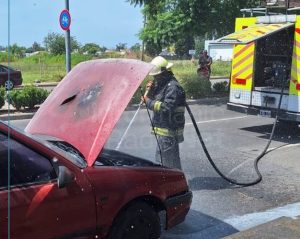Lee más sobre el artículo Se prendió fuego un auto en Acceso Perón