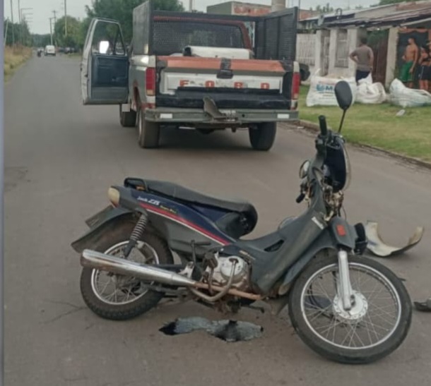 Lee más sobre el artículo Una mujer herida al chocar moto con camioneta en la zona oeste