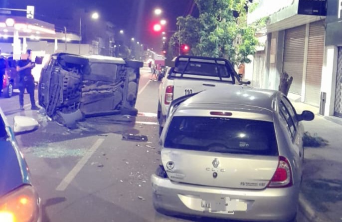 Lee más sobre el artículo Espectacular choque y vuelco sobre Avenida Savio