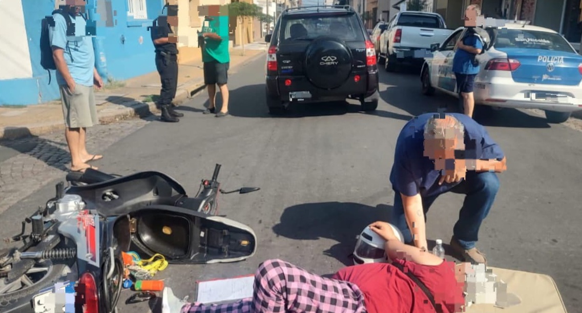 Lee más sobre el artículo Una mujer herida a raíz de choque entre moto y auto en la zona céntrica