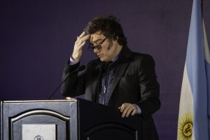 Lee más sobre el artículo Milei golpeado y en veremos