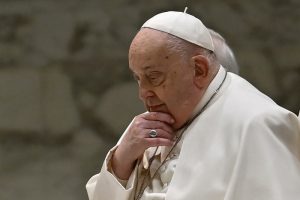 Lee más sobre el artículo El Papa pasó una buena noche y se aguarda un balance de su reacción al tratamiento