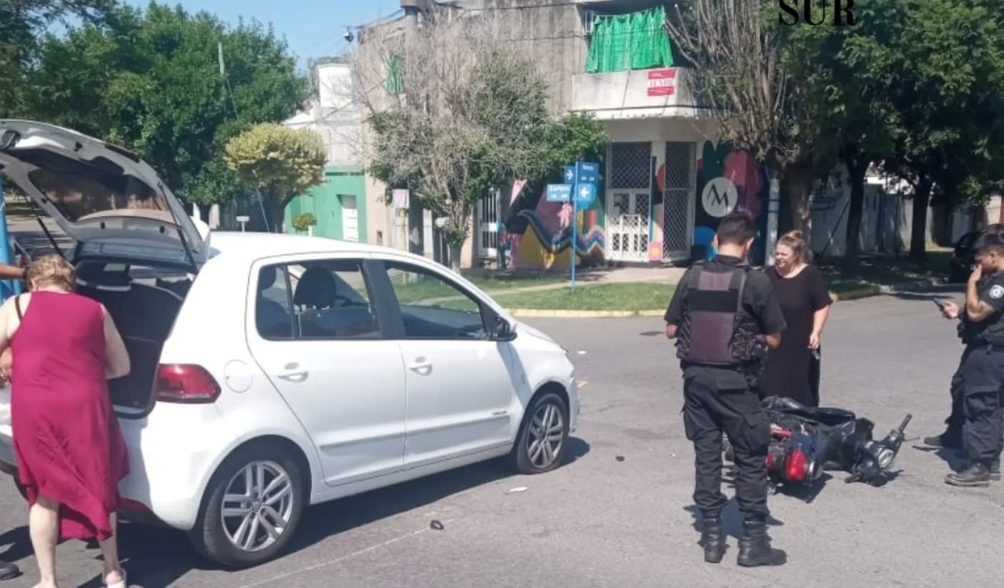 Lee más sobre el artículo Una joven herida tras choque entre moto y auto en Villa Constitución