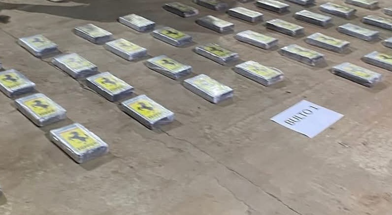 Lee más sobre el artículo Chocó contra un puente y hallaron 70 ladrillos de cocaína