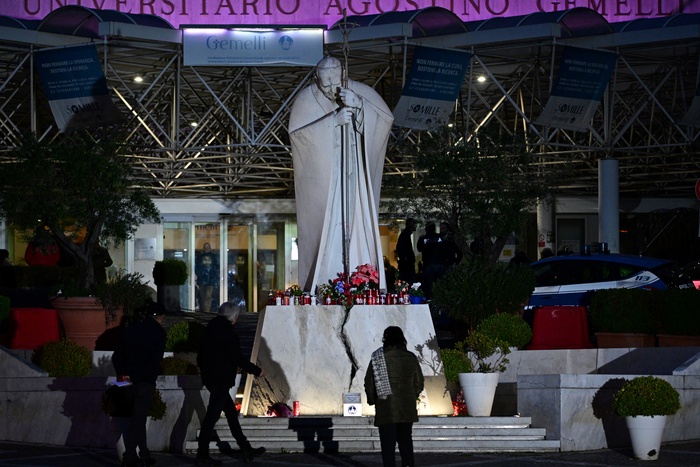 Lee más sobre el artículo El Papa Francisco sigue internado con un «cuadro clínico complejo»