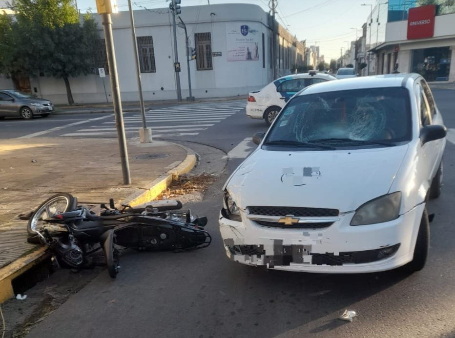 Lee más sobre el artículo Una joven moticiclista con lesiones graves tras chocar con auto en la zona céntrica
