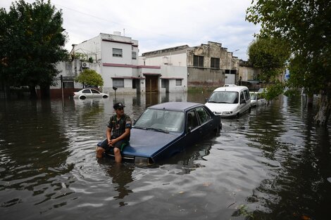 Lee más sobre el artículo Temporal en Bahía Blanca: confirman 13 muertos y la falta de luz impide corroborar la cifra de desaparecidos
