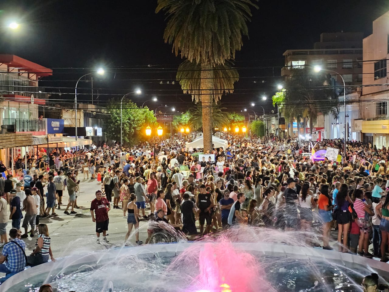 Lee más sobre el artículo Más de diez mil personas disfrutaron la primera noche de Carnaval 2025 en Ramallo
