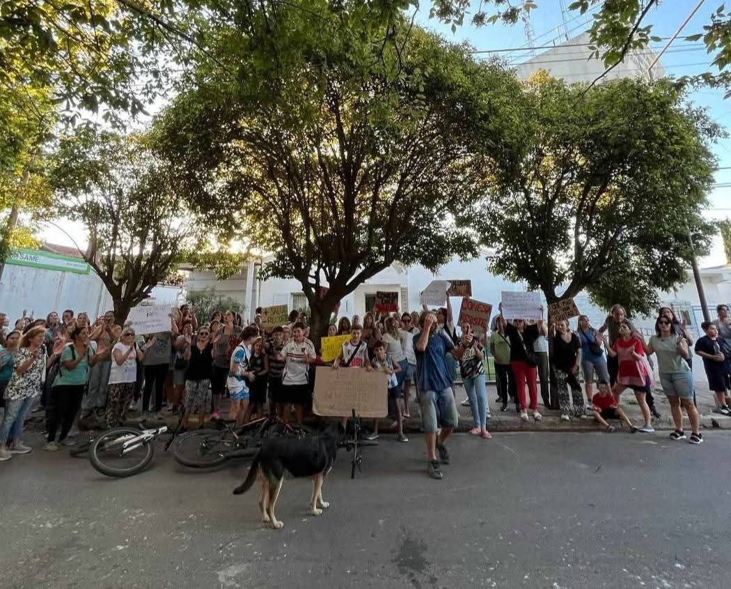 Lee más sobre el artículo Vecinos de Conesa se manifestaron contra el cierre de la única Sala Municipal de Salud