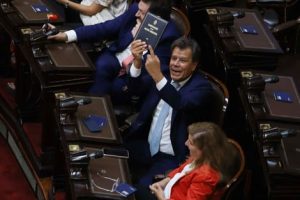 Lee más sobre el artículo El ataque de Milei a Manes en plena Asamblea Legislativa