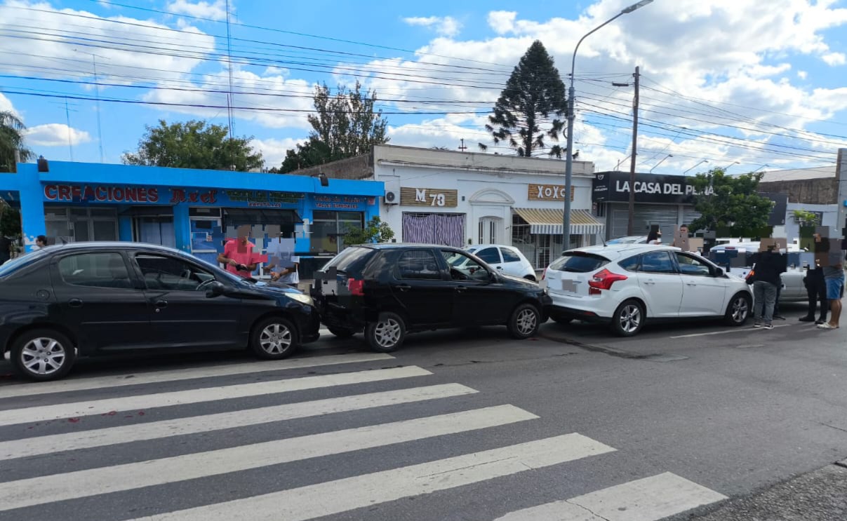 Lee más sobre el artículo Choque en cadena involucró a cinco vehículos en Avenida Savio