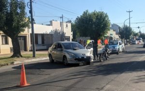 Lee más sobre el artículo Motociclista herido a raíz de colisión con auto en Avenida Alberdi