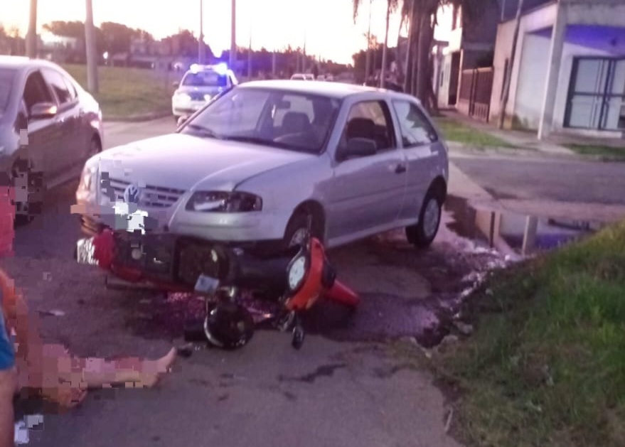 Lee más sobre el artículo Una mujer herida a raíz de colisión entre moto y auto