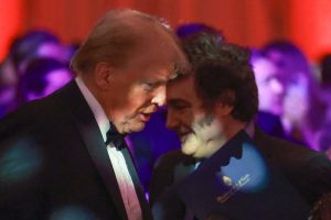 Lee más sobre el artículo Cuando a Milei le va mal, llega la ayuda de Trump