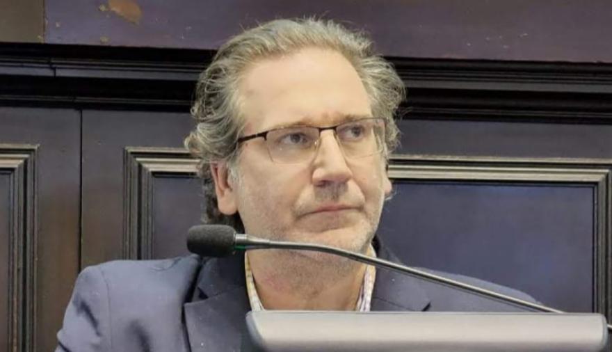 Lee más sobre el artículo Fuerte cuestionamiento del radicalismo bonaerense al intento de Maxi Abad de perpetuarse en la conducción