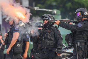 Lee más sobre el artículo El gobierno de Milei reprimió a jubilados, hinchas y a todo el que se movía