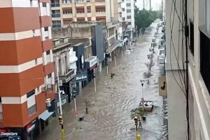 Lee más sobre el artículo Un impresionante temporal dejó a Bahía Blanca bajo el agua
