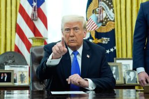 Lee más sobre el artículo Trump amenaza a Putin con aranceles al petróleo si no avanza con el fin de la guerra