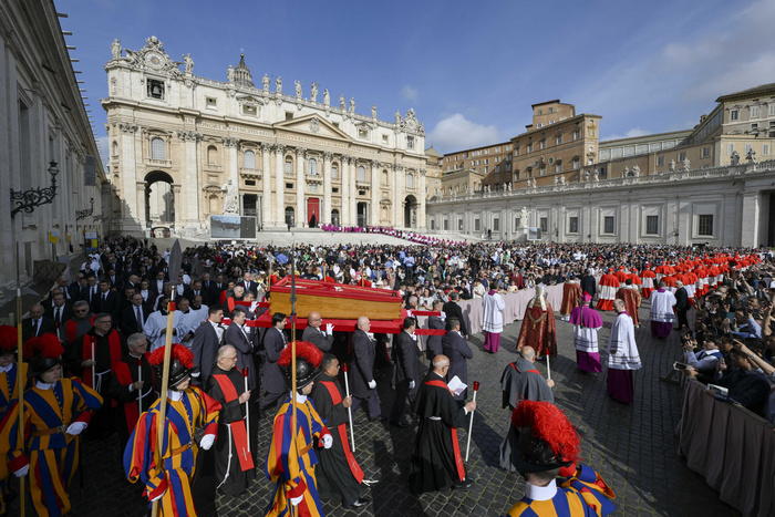 Lee más sobre el artículo Una multitud en el adiós al Papa en San Pedro